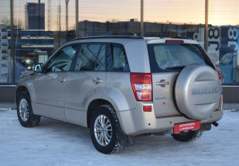 Подержанный автомобиль Suzuki Grand Vitara 2008 года (7 фото)