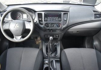 Подержанный автомобиль Mitsubishi L200 2015 года (12 фото)