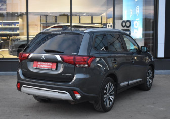 Подержанный автомобиль Mitsubishi Outlander 2019 года (5 фото)