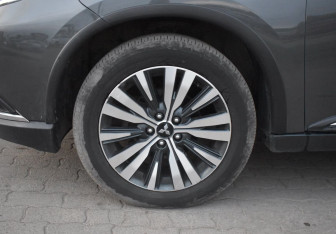 Подержанный автомобиль Mitsubishi Outlander 2019 года (9 фото)