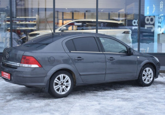 Подержанный автомобиль Opel Astra Sedan 2010 года (5 фото)