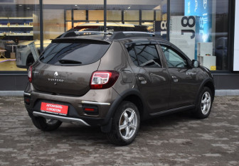 Подержанный автомобиль Renault Sandero 2018 года (5 фото)