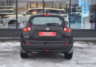 Подержанный автомобиль Nissan Juke 2014 года (6 фото)