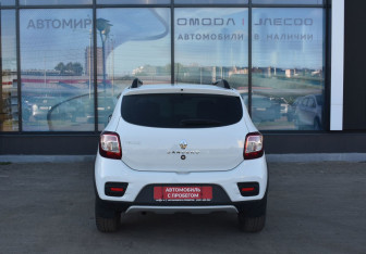 Подержанный автомобиль Renault Sandero 2018 года (6 фото)