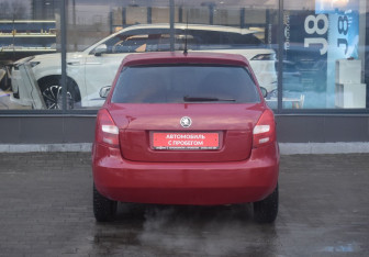 Подержанный автомобиль Skoda Fabia Hatchback 2009 года (6 фото)