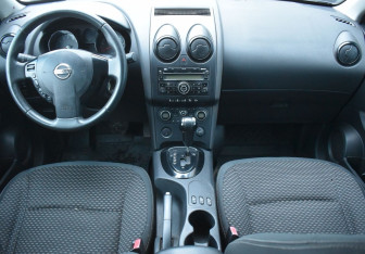 Подержанный автомобиль Nissan Qashqai 2008 года (12 фото)
