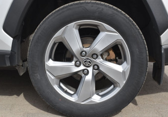 Подержанный автомобиль Toyota RAV4 2021 года (9 фото)