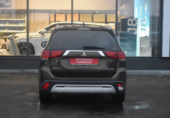 Подержанный автомобиль Mitsubishi Outlander 2019 года (6 фото)