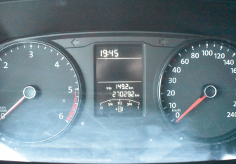 Подержанный автомобиль Volkswagen Transporter Van 2016 года (12 фото)