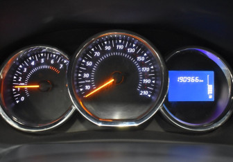 Подержанный автомобиль Renault Sandero 2016 года (13 фото)