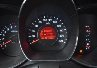 Подержанный автомобиль Kia Rio Hatchback 2012 года (10 фото)