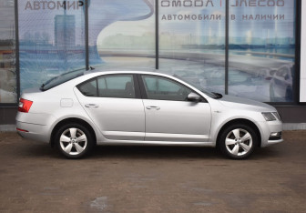 Подержанный автомобиль Skoda Octavia Liftback 2019 года (4 фото)