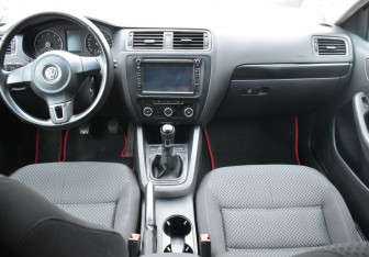 Подержанный автомобиль Volkswagen Jetta Sedan 2011 года (12 фото)