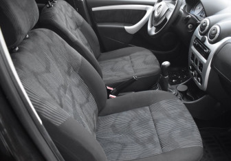 Подержанный автомобиль Renault Sandero 2011 года (10 фото)