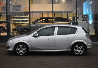 Подержанный автомобиль Opel Astra Hatchback 2011 года (8 фото)