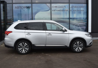 Подержанный автомобиль Mitsubishi Outlander 2021 года (4 фото)