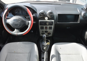 Подержанный автомобиль Dacia Logan Sedan 2007 года (12 фото)