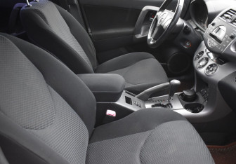 Подержанный автомобиль Toyota RAV4 2007 года (10 фото)