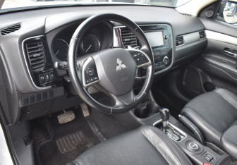 Подержанный автомобиль Mitsubishi Outlander 2014 года (13 фото)