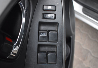 Подержанный автомобиль Toyota RAV4 2006 года (14 фото)