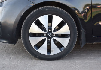Подержанный автомобиль Kia Rio Hatchback 2015 года (9 фото)