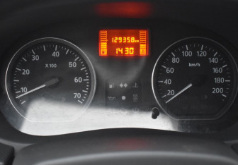 Подержанный автомобиль Renault Sandero 2012 года (13 фото)