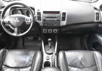 Подержанный автомобиль Mitsubishi Outlander 2008 года (12 фото)