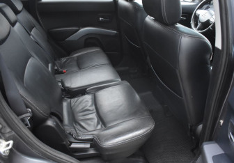 Подержанный автомобиль Mitsubishi Outlander 2007 года (11 фото)