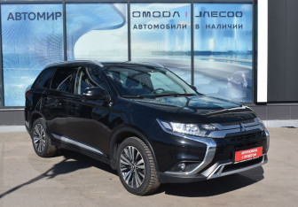 Подержанный автомобиль Mitsubishi Outlander 2019 года (3 фото)