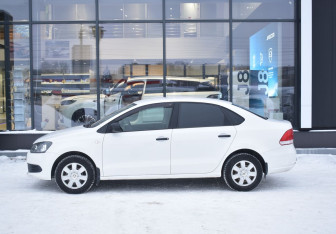 Подержанный автомобиль Volkswagen Polo Sedan 2013 года (8 фото)