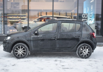 Подержанный автомобиль Renault Sandero 2016 года (8 фото)