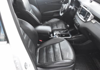 Подержанный автомобиль Kia Sorento 2016 года (10 фото)