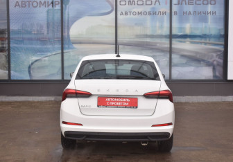 Подержанный автомобиль Skoda Rapid Liftback 2021 года (6 фото)