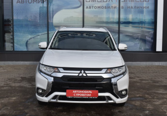 Подержанный автомобиль Mitsubishi Outlander 2022 года (2 фото)