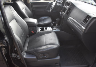 Подержанный автомобиль Mitsubishi Pajero 2013 года (10 фото)