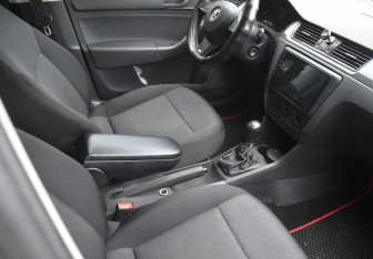 Подержанный автомобиль Skoda Rapid Liftback 2014 года (10 фото)
