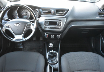 Подержанный автомобиль Kia Rio Hatchback 2015 года (12 фото)