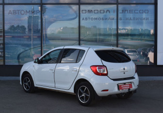 Подержанный автомобиль Renault Sandero 2017 года (8 фото)