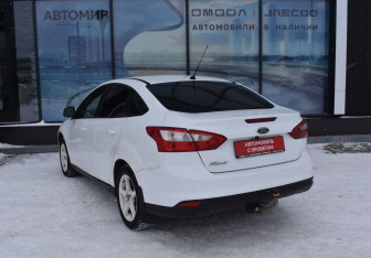 Подержанный автомобиль Ford Focus Sedan 2012 года (7 фото)
