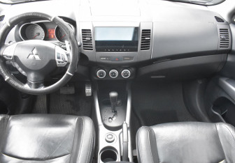 Подержанный автомобиль Mitsubishi Outlander 2007 года (12 фото)