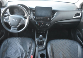 Подержанный автомобиль Hyundai Solaris Sedan 2022 года (12 фото)