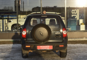Подержанный автомобиль Chevrolet Niva 2014 года (6 фото)