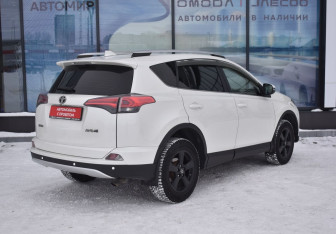 Подержанный автомобиль Toyota RAV4 2016 года (5 фото)