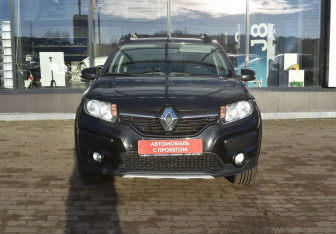 Подержанный автомобиль Renault Sandero 2017 года (2 фото)
