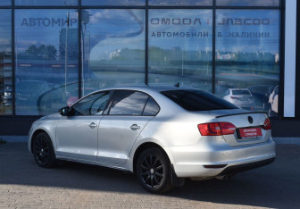 Подержанный автомобиль Volkswagen Jetta Sedan 2011 года (7 фото)
