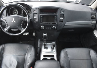 Подержанный автомобиль Mitsubishi Pajero 2013 года (13 фото)