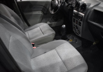 Подержанный автомобиль Renault Logan Sedan 2006 года (10 фото)