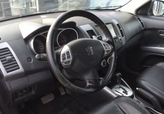 Подержанный автомобиль Peugeot 4007 2008 года (13 фото)