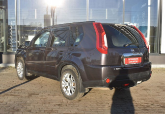 Подержанный автомобиль Nissan X-Trail 2011 года (7 фото)