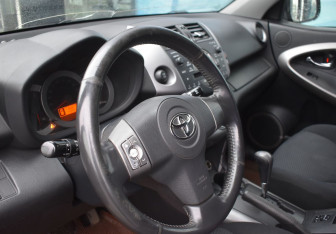 Подержанный автомобиль Toyota RAV4 2007 года (13 фото)